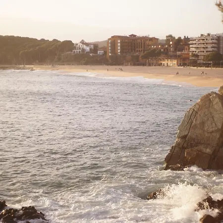 Apartman Quiet In Fenals With Balcony, Pool And Workspace For Medium-term